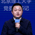     楊帆    北京理工大學黨委副書記過去教育教學通常都是二元結構，講的是師生關系、導師關系。在AI時代，教師要積極地去了解AI、擁抱AI，最終還得善于駕馭AI、應用AI，用AI改進我們教育教學體系。