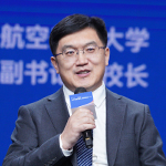     李潤東    沈陽航空航天大學黨委副書記、校長教育的方向應該來自于科技的需求。不管本科、碩士、博士，最終我們要把培養(yǎng)的人送到社會，被科技界、產業(yè)界所評價。