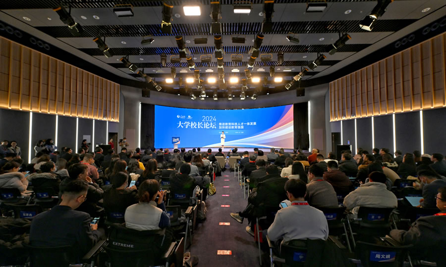 論壇一聚焦 “圍繞立德樹人根本任務，深化高等教育綜合改革”