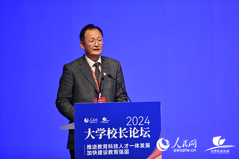 對(duì)外經(jīng)濟(jì)貿(mào)易大學(xué)黨委書(shū)記黃寶印出席論壇并發(fā)言。人民網(wǎng)記者 任峰濤攝