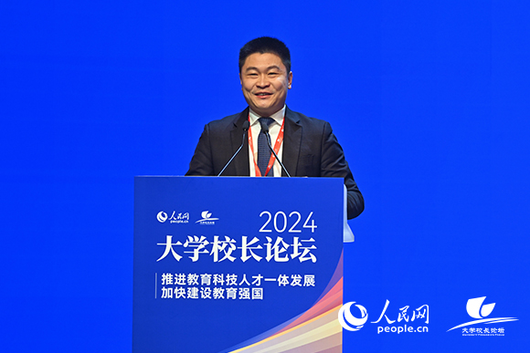 視源股份未來(lái)教育集團(tuán)（希沃）總裁張凌發(fā)言。人民網(wǎng)記者 翁奇羽攝