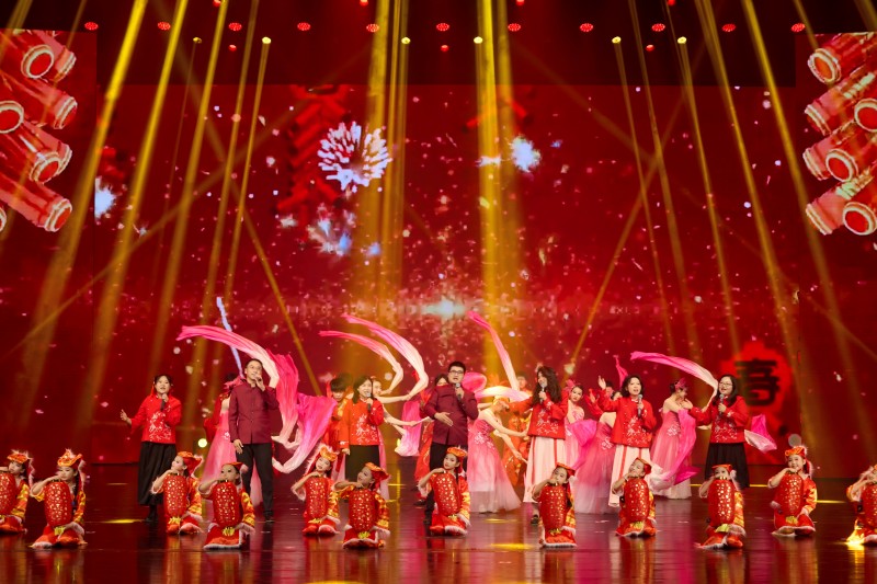 開場歌舞《歡天喜地過大年》。
