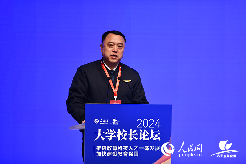 中國(guó)民用航空飛行學(xué)院黨委常委、副院長(zhǎng)馬建新出席論壇并做主旨發(fā)言。