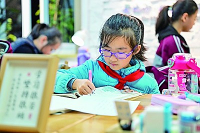 在河南洛陽市澗西區(qū)長安路街道長安路二社區(qū)共享自習室內，孩子們在學習。李衛(wèi)超攝/光明圖片