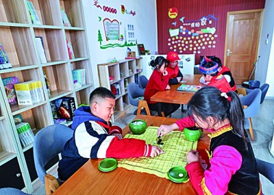 浙江岱山縣秀山鄉(xiāng)秀南村“民生小鋪”里，放學后的小學生在下棋。新華社發(fā)