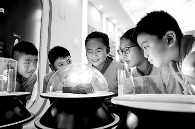 江西省南昌市青云客航天科創(chuàng)空間青少年科普館，孩子們?cè)谟^察光壓傳動(dòng)試驗(yàn)。鮑贛生攝/光明圖片