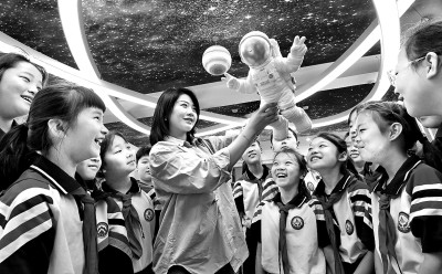 河北省邯鄲市邯山區(qū)實(shí)驗(yàn)小學(xué)老師向?qū)W生們介紹航空航天知識(shí)。郝群英攝/光明圖片