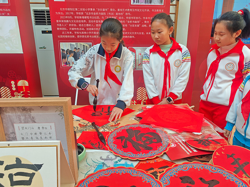 展示活動上，學生現(xiàn)場寫福字。人民網(wǎng)記者 郝孟佳攝