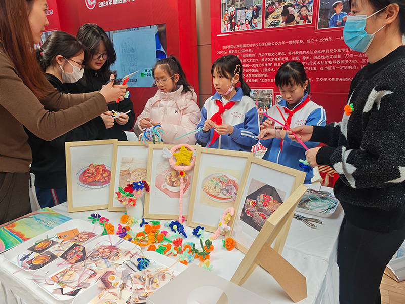 展示活動上，老師教學(xué)生們用扭扭棒做手工。人民網(wǎng)記者 郝孟佳攝