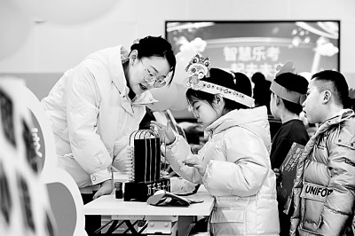 河北省石家莊市前太保小學(xué)進(jìn)行期末“樂考”，學(xué)生參加“撥珠天才”游戲。張曉峰攝/光明圖片