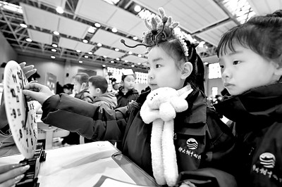 在湖南師大附中雙語實(shí)驗(yàn)學(xué)校，一年級(jí)學(xué)生參加趣味闖關(guān)“樂考”活動(dòng)。新華社發(fā)