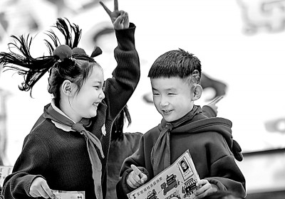 在新疆教育學(xué)院實(shí)驗(yàn)小學(xué)，二年級(jí)學(xué)生參加期末“樂考”后分享成績(jī)。新華社發(fā)