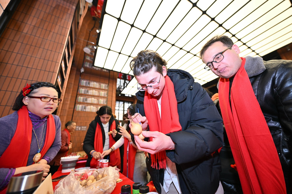 1月26日，留學(xué)生在天津意式風(fēng)情區(qū)鐘書閣書店描繪葫蘆。