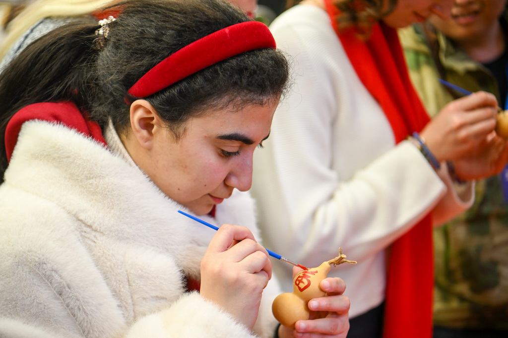 1月26日，留學(xué)生在天津意式風(fēng)情區(qū)鐘書閣書店描繪葫蘆。