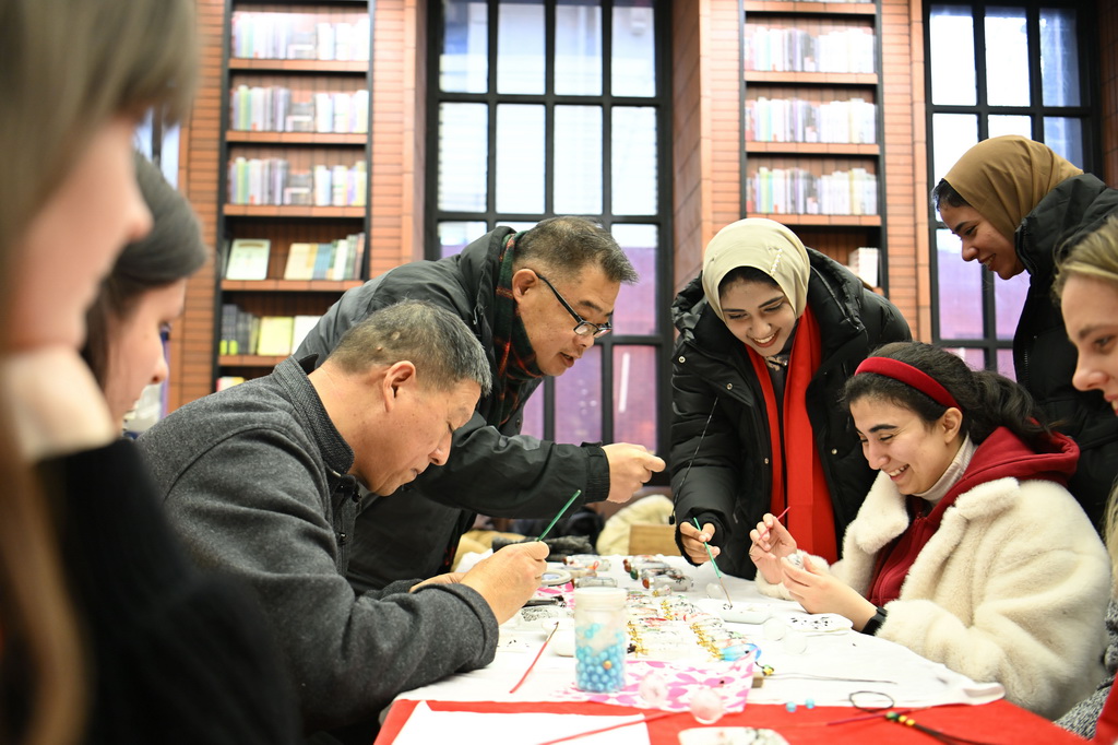 1月26日，留學(xué)生在天津意式風(fēng)情區(qū)鐘書閣書店體驗內(nèi)畫制作。