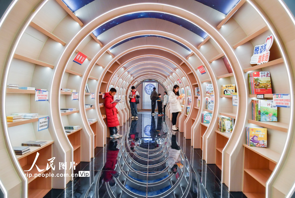 2025年2月2日，市民在四川省廣安市思源書房閱讀書籍，樂享假期。張國盛攝（人民圖片網(wǎng)）