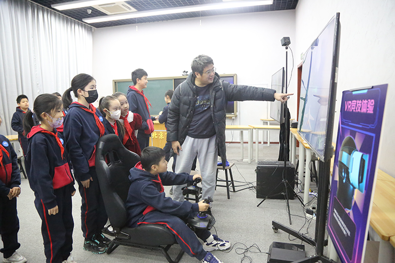 北京市東城區(qū)地壇小學(xué)學(xué)生體驗(yàn)VR技術(shù)。校方供圖