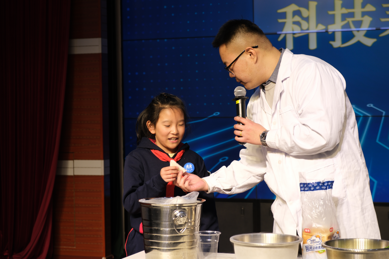 新學(xué)期伊始，北京市東城區(qū)地壇小學(xué)學(xué)生體驗“科學(xué)表演秀”。校方供圖