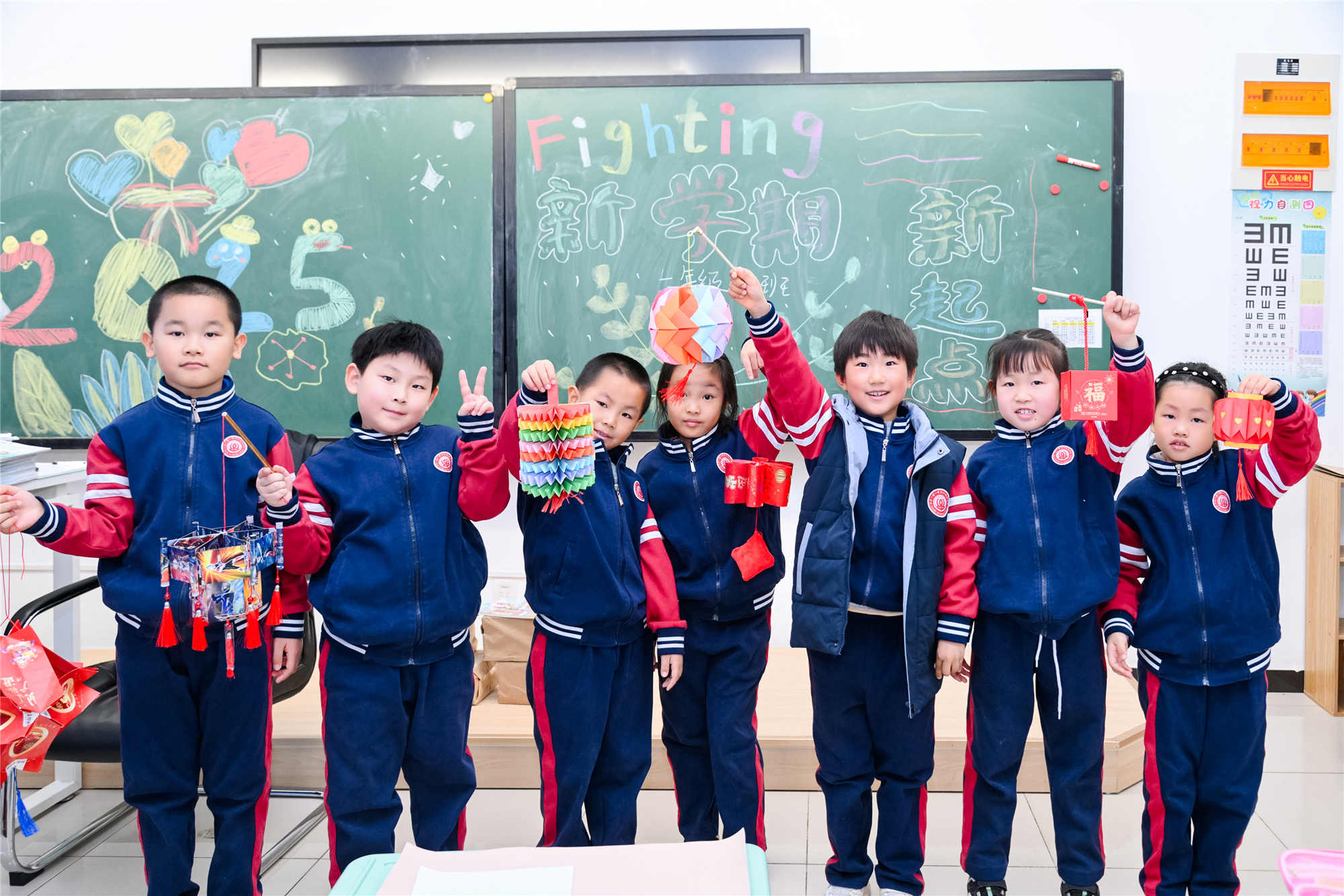 北京一零一中昌平實驗學(xué)校學(xué)生手持吉祥物迎接新學(xué)期。校方供圖