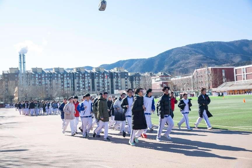 北京中法實(shí)驗(yàn)學(xué)校學(xué)生在校園跑步。校方供圖