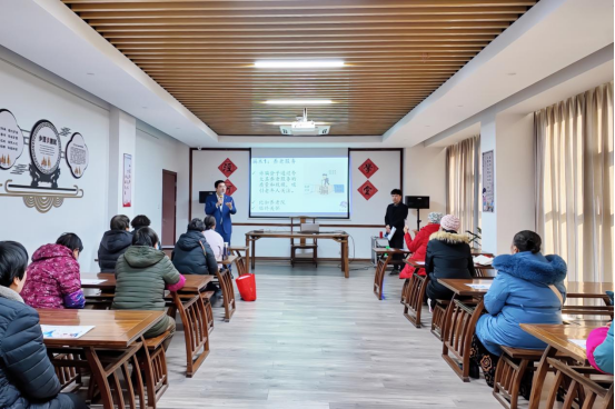 實(shí)踐支隊(duì)隊(duì)員在涇河村進(jìn)行反詐宣講。學(xué)校供圖