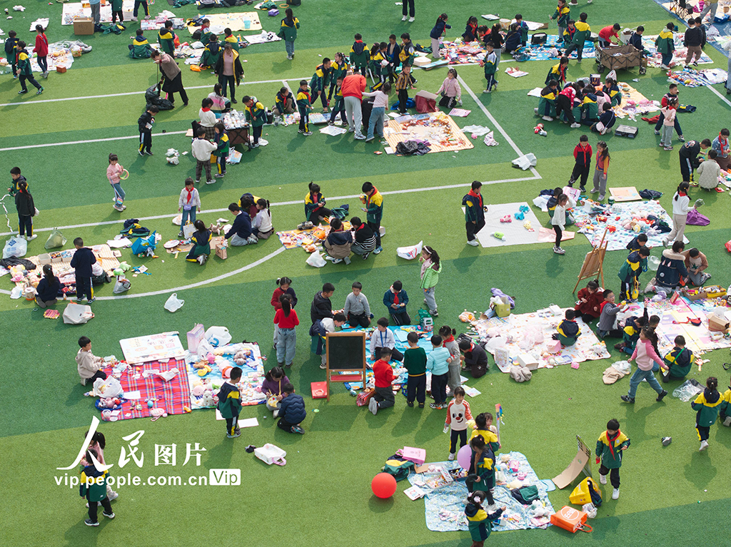 重慶:歡樂(lè)購(gòu)物節(jié) 童趣滿校園