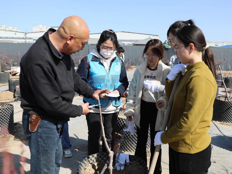 北農(nóng)師生同上果樹種植課。校方供圖