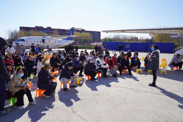 北京科技職業(yè)大學(xué)航空工程學(xué)院與考生和家長(zhǎng)交流互動(dòng)。北京科技職業(yè)大學(xué)供圖