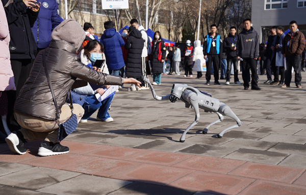 集成電路學(xué)院展示的機(jī)器狗向考生和家長(zhǎng)舉手示意。北京科技職業(yè)大學(xué)供圖