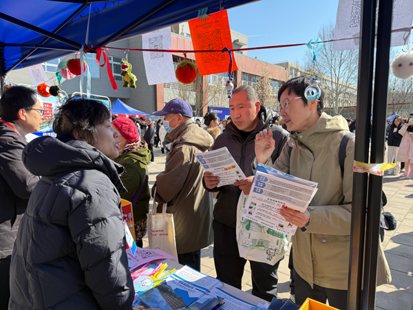 考生家長(zhǎng)在聽(tīng)取各專業(yè)招生負(fù)責(zé)老師講解。北京科技職業(yè)大學(xué)供圖