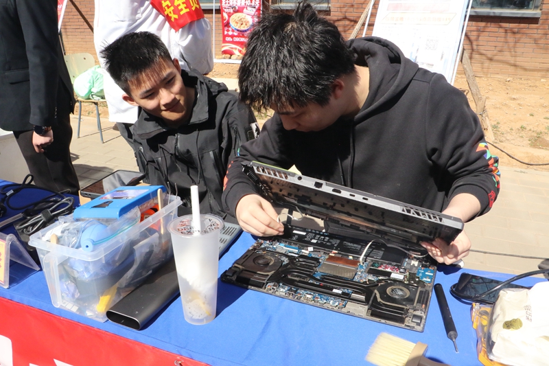 學(xué)生網(wǎng)絡(luò)中心志愿者維修電腦。北京化工大學(xué)供圖