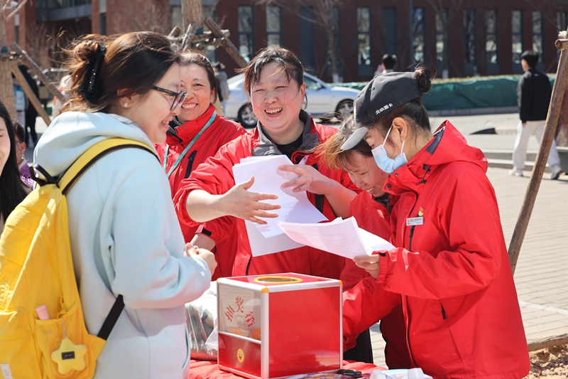 宿管阿姨與學生在“鋒采知識擂臺”互動。北京化工大學供圖