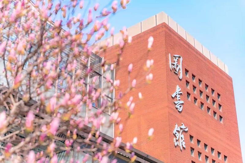中國人民大學通州校區(qū)圖書館，春色悄然而至。吳玨林攝