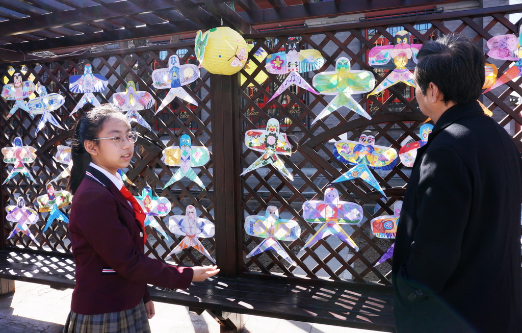 3月24日，府學(xué)胡同小學(xué)學(xué)生向來(lái)賓介紹同學(xué)們繪制的風(fēng)箏。