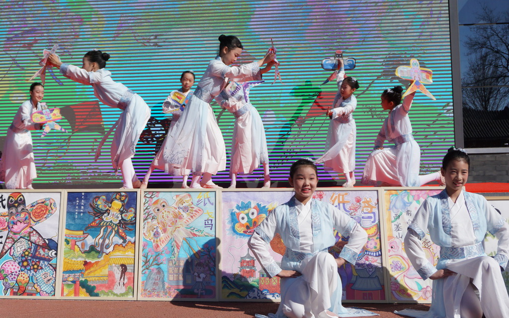 3月24日，府學(xué)胡同小學(xué)學(xué)生在書(shū)畫(huà)攝影展開(kāi)幕式上表演歌舞。