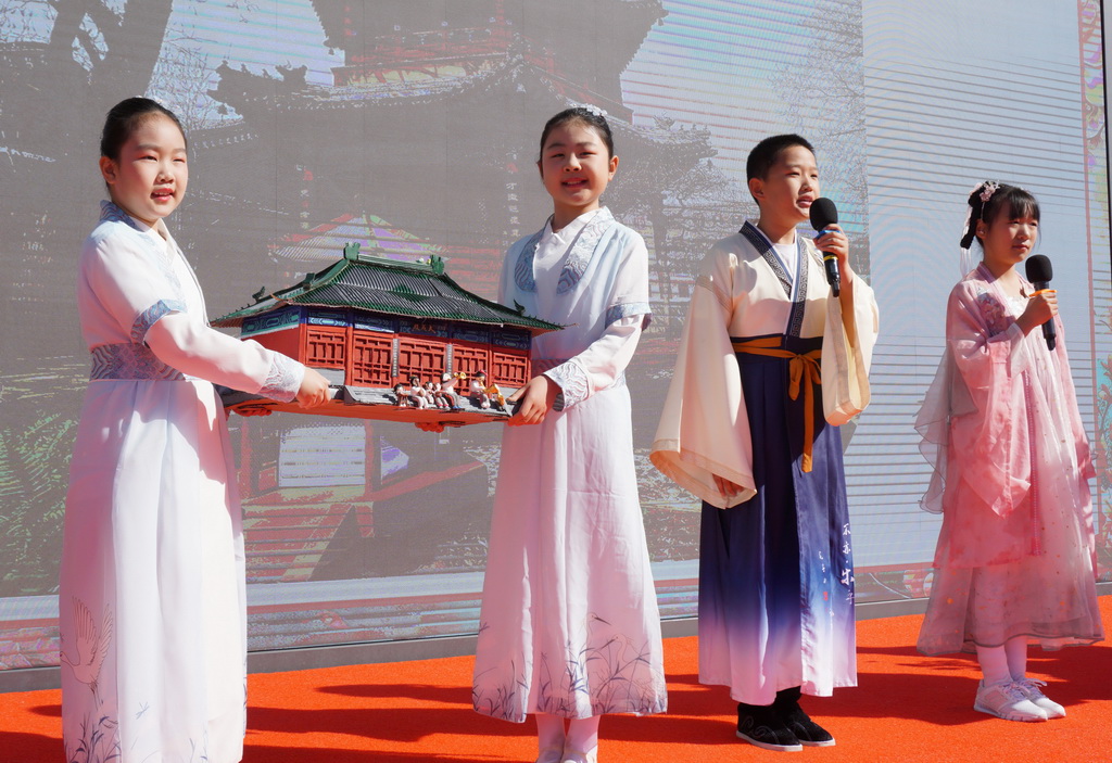 3月24日，府學(xué)胡同小學(xué)學(xué)生在書畫攝影展開幕式上展示手工作品。