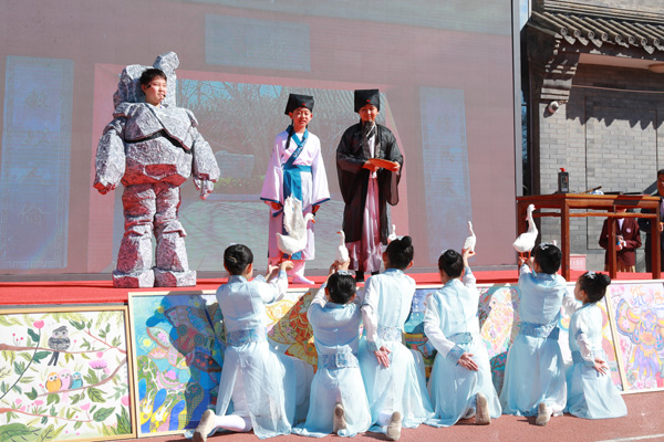 展覽開幕式上，府學(xué)學(xué)子上演情景劇《鵝池》。府學(xué)胡同小學(xué)供圖