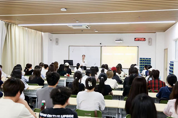 深圳職業(yè)技術大學黨委副書記、校長許建領為學生授課。學校供圖