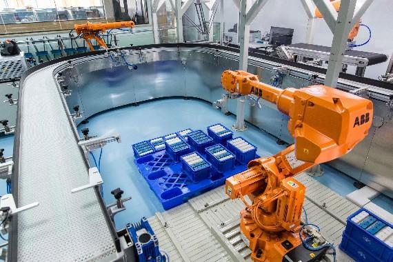 圖為虛實融合教學系統(tǒng)，完整復刻了食品加工生產線場景。學校供圖