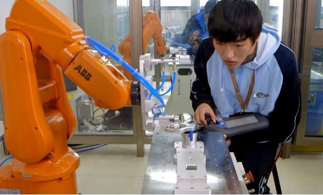 學生運用機器人典型應用虛擬實訓系統(tǒng)，對標國家標準進行綜合調試。學校供圖v