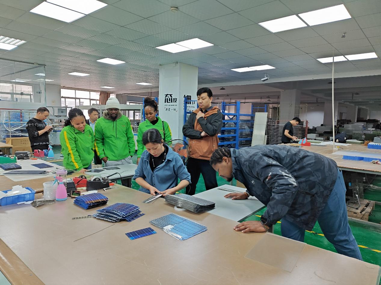 南非留學(xué)生學(xué)習(xí)光伏電池并聯(lián)焊接工藝。學(xué)校供圖