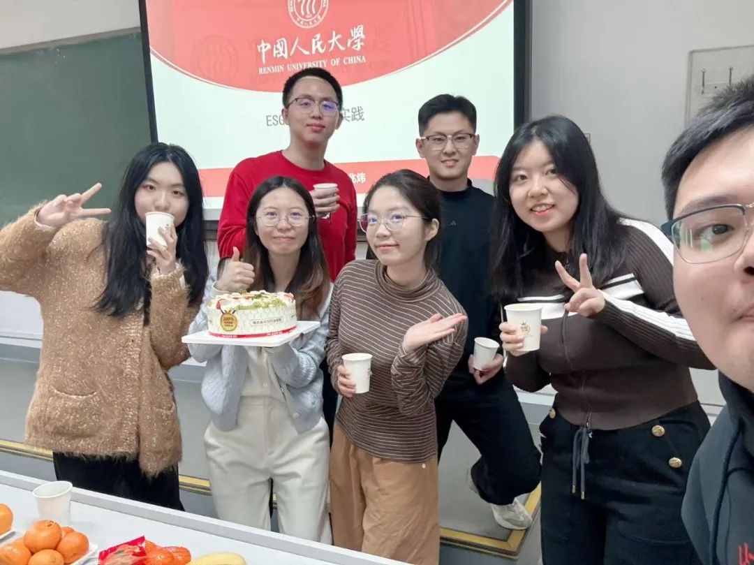 葉紫薇與學(xué)生在一起。中國人民大學(xué)供圖