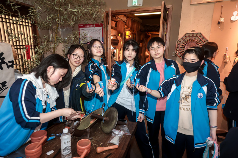 同學(xué)們親手制作中醫(yī)香囊。校方供圖