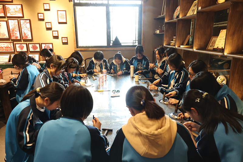 同學(xué)們正在親手打造銀戒指。校方供圖