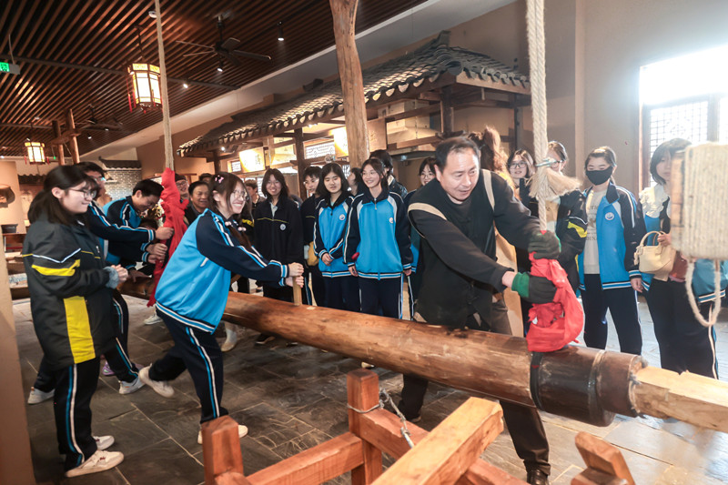 同學們體驗傳統(tǒng)榨油工藝。校方供圖