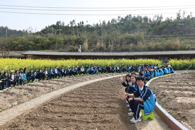 同學(xué)們在田間地頭合影留念。校方供圖