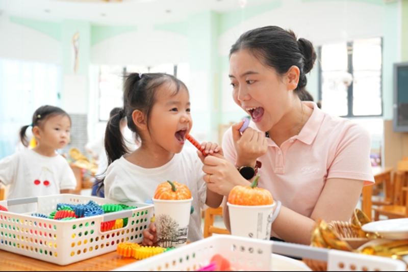 四川省直屬機(jī)關(guān)實(shí)驗(yàn)嬰兒園教師和幼兒一起做游戲。園方供圖