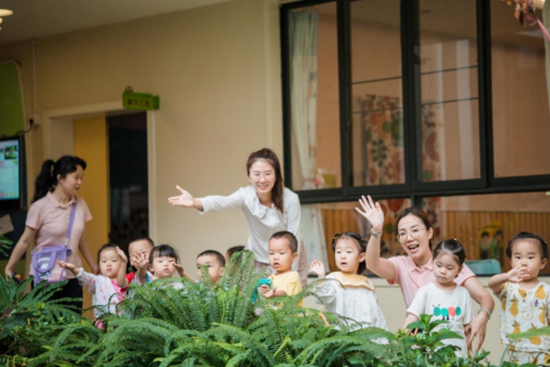 教師與幼兒在一起。園方供圖