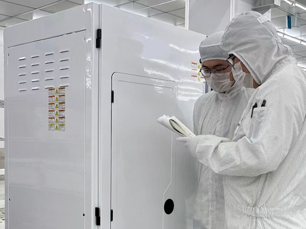 企業(yè)導(dǎo)師指導(dǎo)學(xué)生檢查設(shè)備。學(xué)校供圖