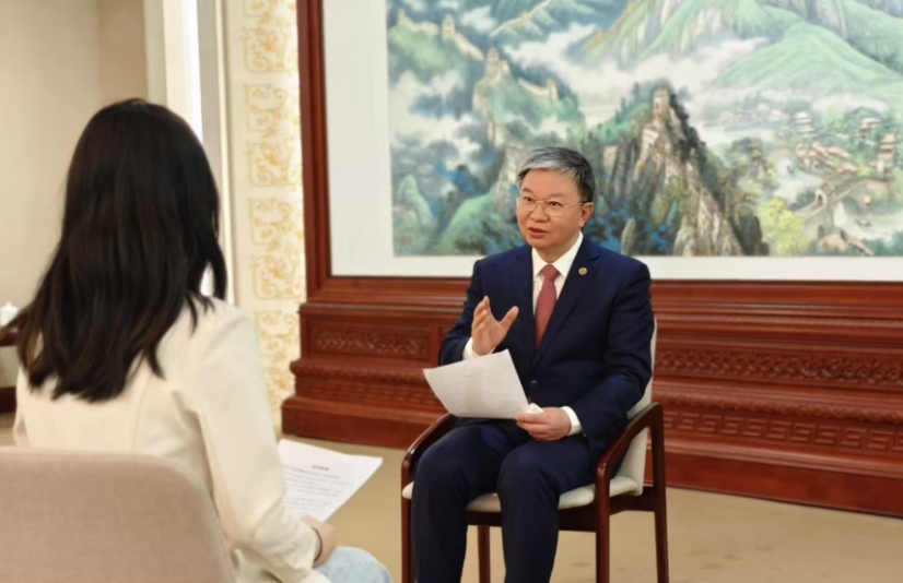 嚴(yán)純?nèi)A接受人民網(wǎng)專訪。董苗林 攝